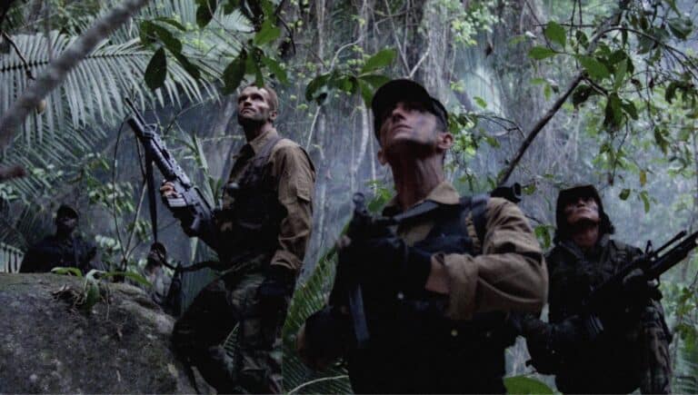 Actionfilmar på åttitalet - Predator 1987 - Heltane som kikar opp mot trærne.