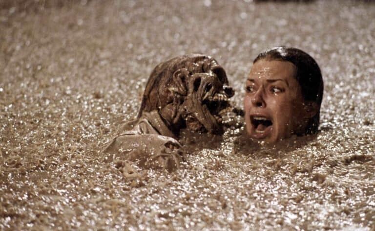 JoBeth Williams i bassenget frå skrekkfilmen Poltergeist (1982)
