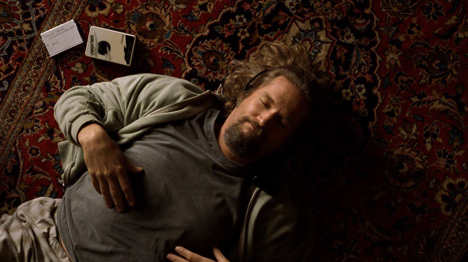 The Dude liggar på teppet sitt i The Big Lebowski