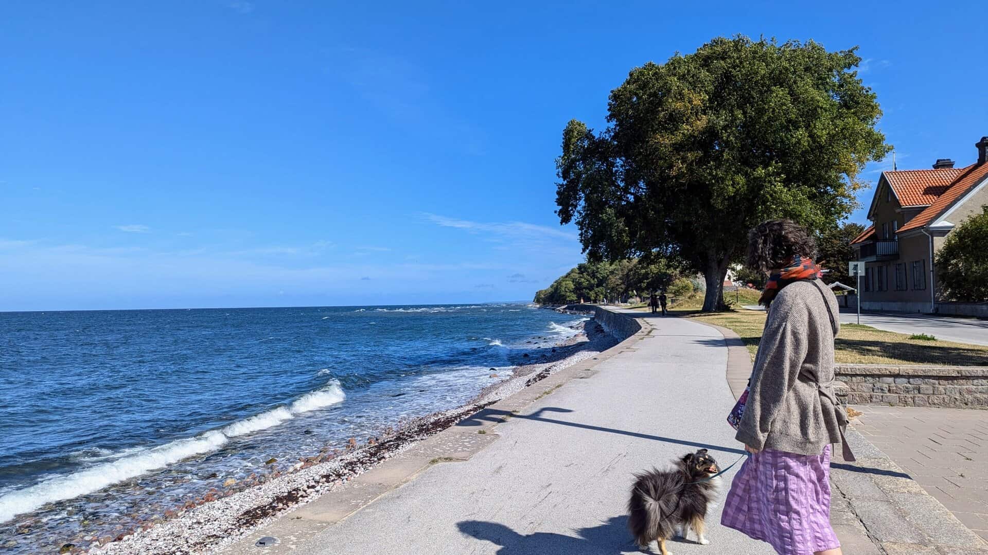Atlas og kona på vandring i Visby