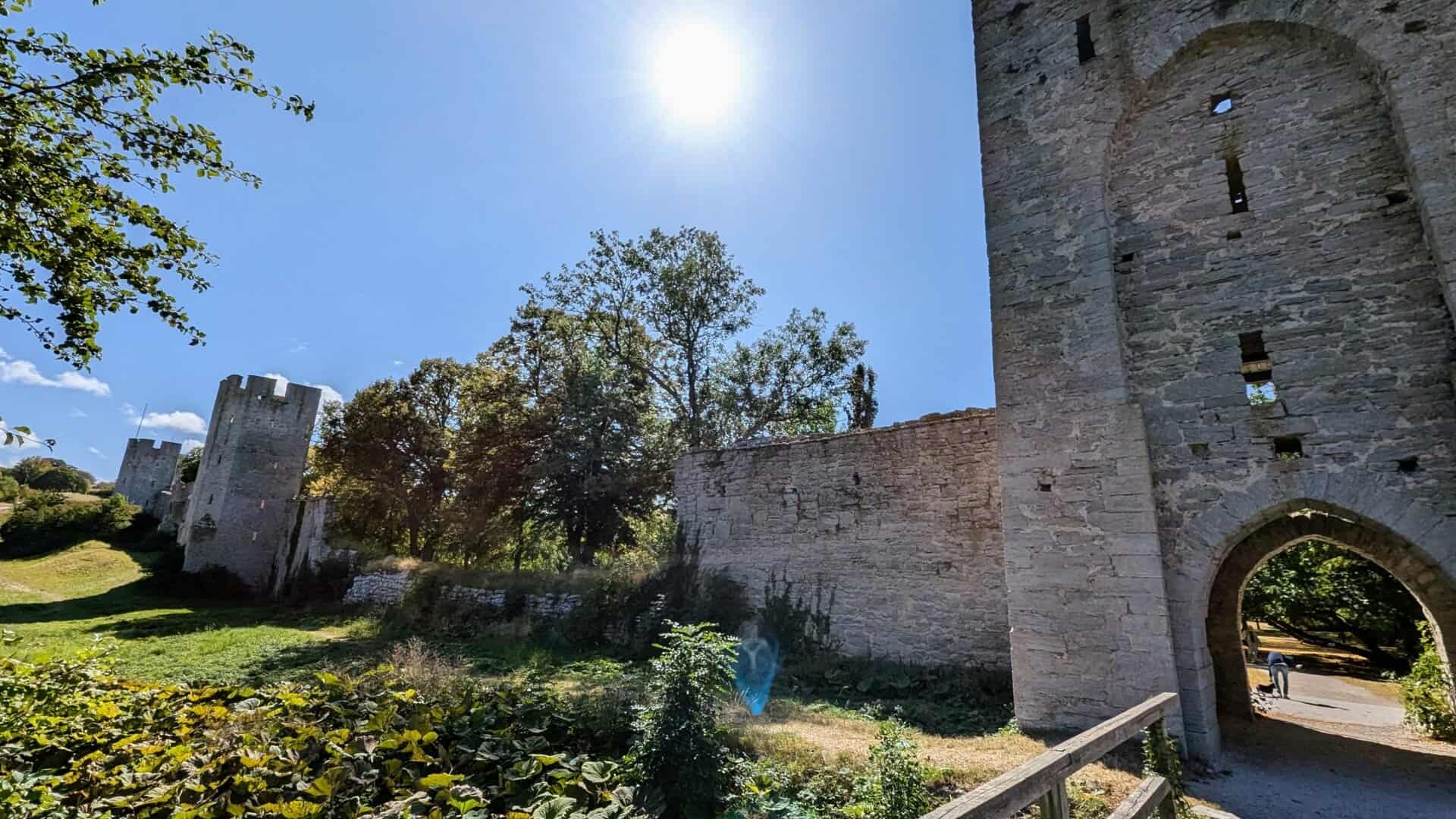 Ringmuren som går rundt heile Visby