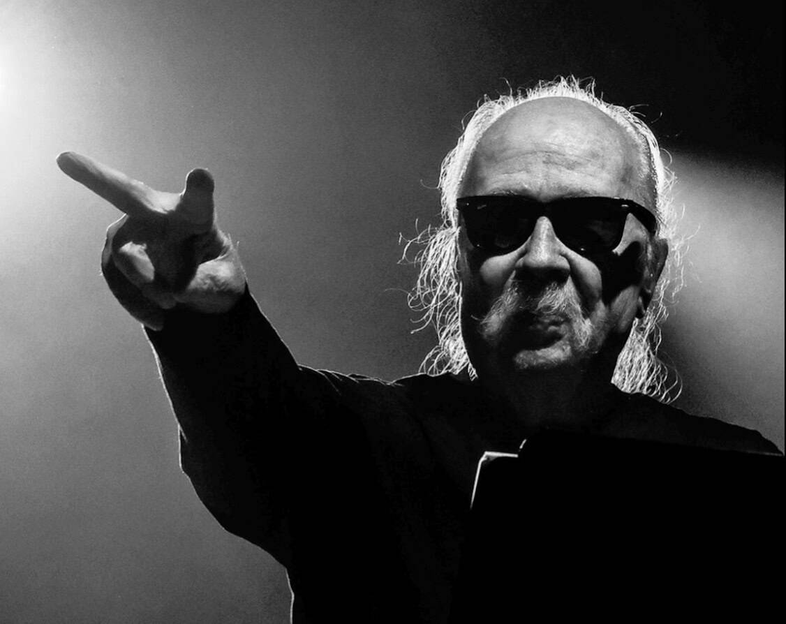 John Carpenter solbriller - frå livekonsert. foto: Kevin W. Condon