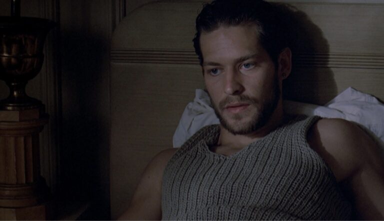 James Remar på senga i 48 HRS.