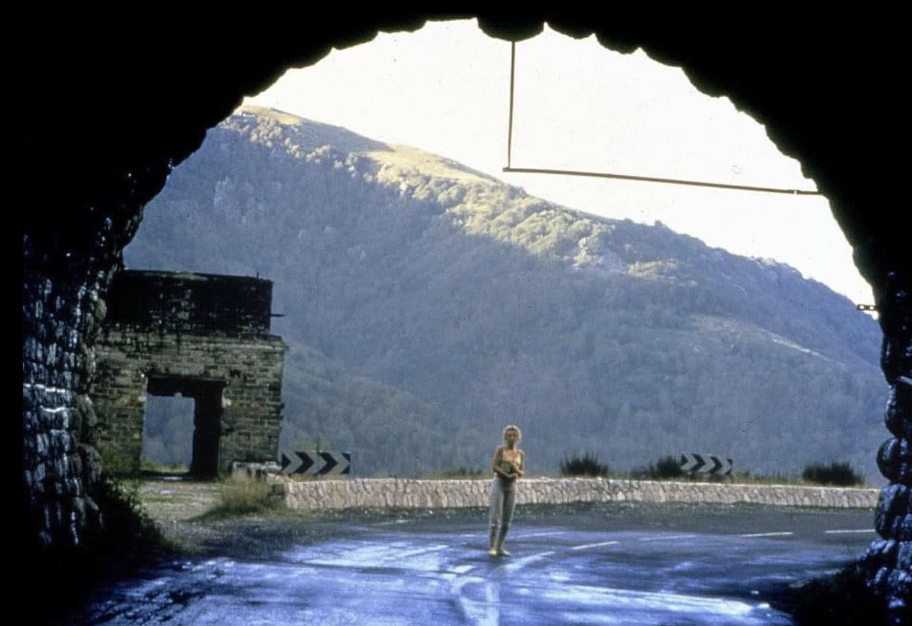 Ho ventar ved tunnelen i Spoorloos (1988)