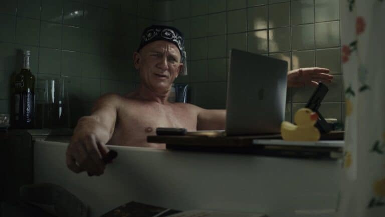 Glass Onion: A Knives Out Mystery (1922) Daniel Craig i badekaret