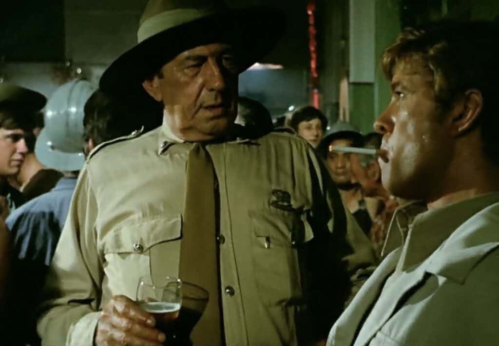 Gary Bond drikker øl med politimann i Wake in Fright