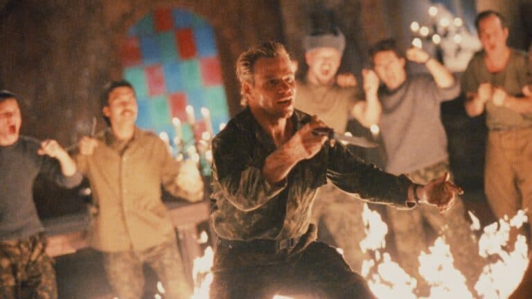 Martin Kove i knivkamp frå filmen Mercenary (1996).