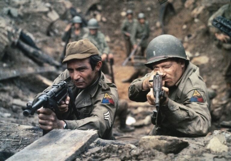 George Segal og Ben Gazzara som ligg i dekning i krigsfilmen The Bridge at Remagen (1969)
