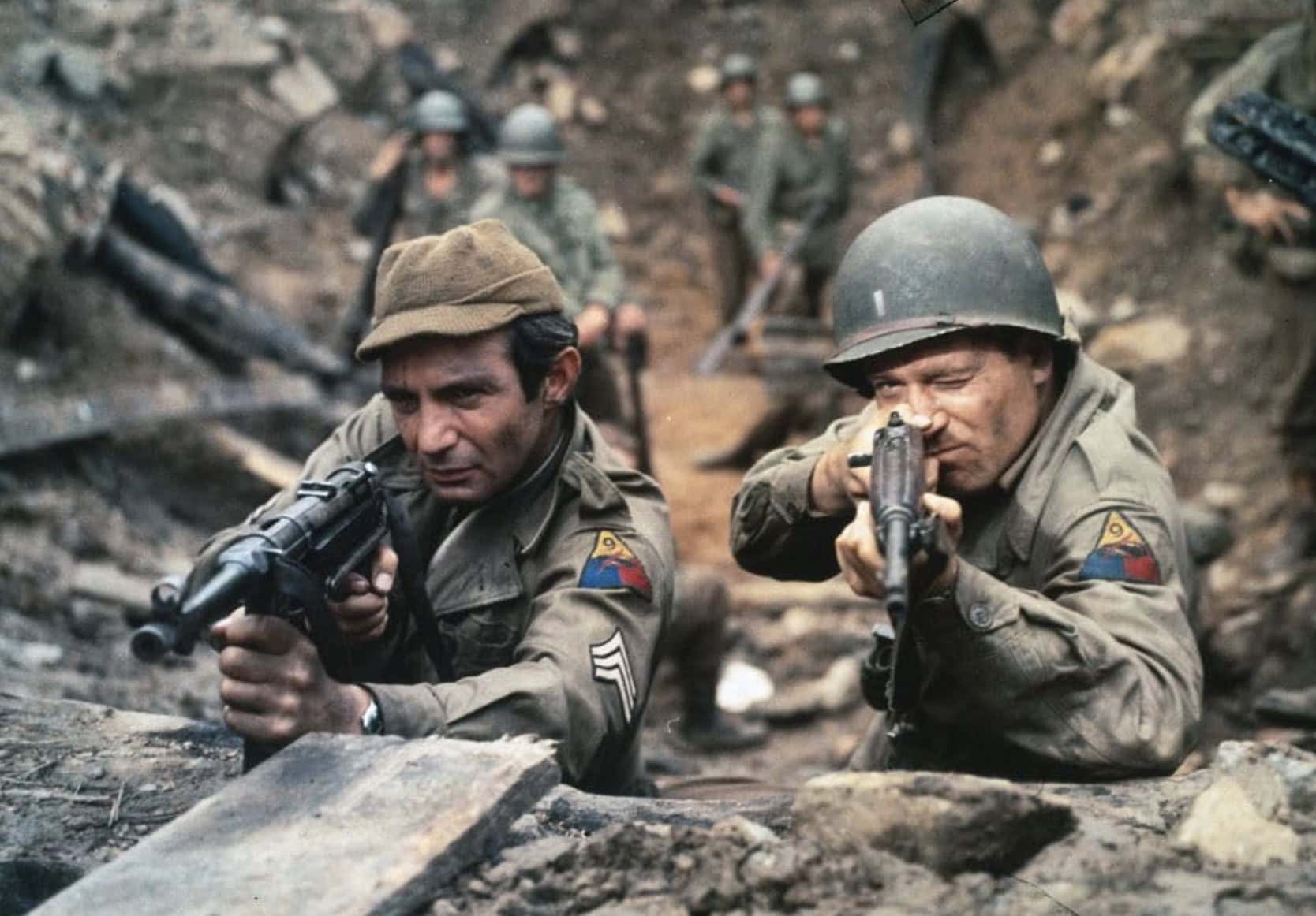 George Segal og Ben Gazzara som ligg i dekning i krigsfilmen The Bridge at Remagen (1969)
