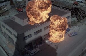 Eit bygg blir sprent i ei actionscene frå The Killer Elite 1975.