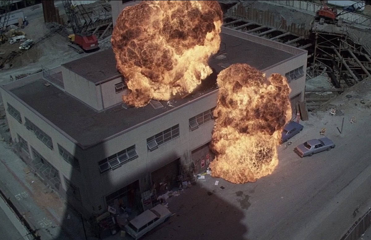 Eit bygg blir sprent i ei actionscene frå The Killer Elite 1975.
