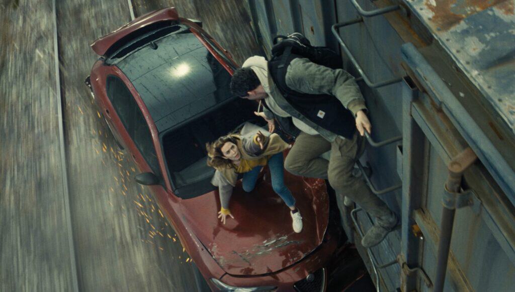 Josh O'Connor og Emily Blunt midt i ei intens biljakt.
