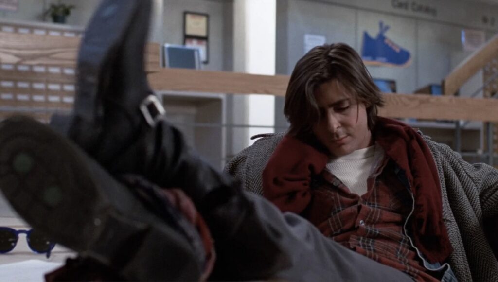 Judd Nelson med beina på bordet i komedien The Breakfast Club