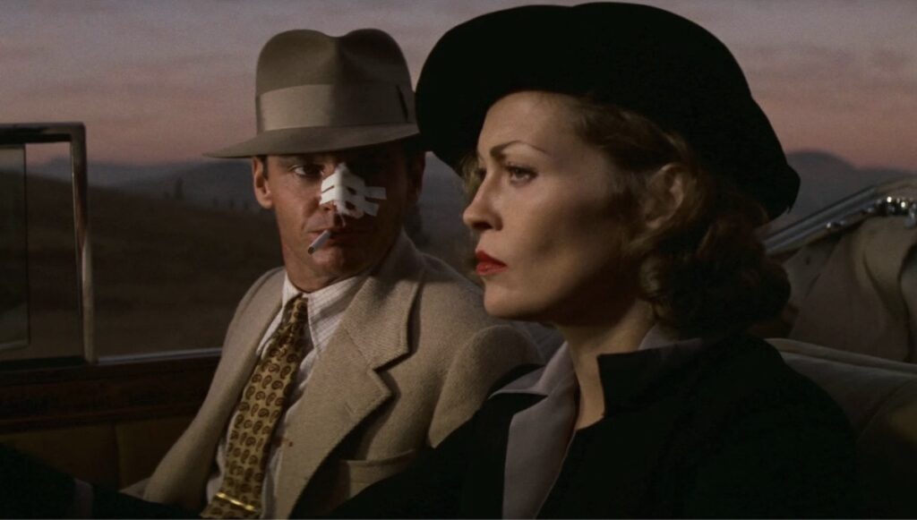 Faye Dunaway og Jack Nicholson sitt i bilen i den klassiske filmen Chinatown