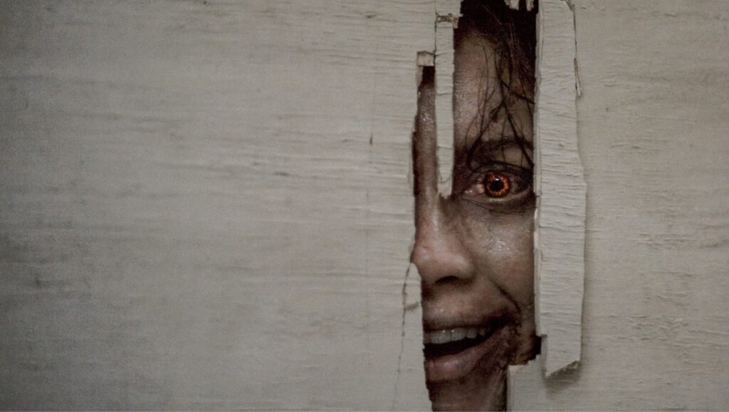 Ein Deadite som hyller The Shining frå skrekkfilmen Evil Dead Burn.