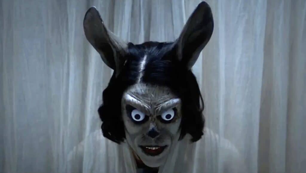 Djevelen sjølv? Ein Demon? Frå skrekkfilmen Hokum (2026) med Adam Scott