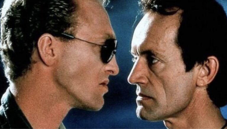 Mark Rolson som kikar på Lance Henriksen frå actionfilmen Survival Quest