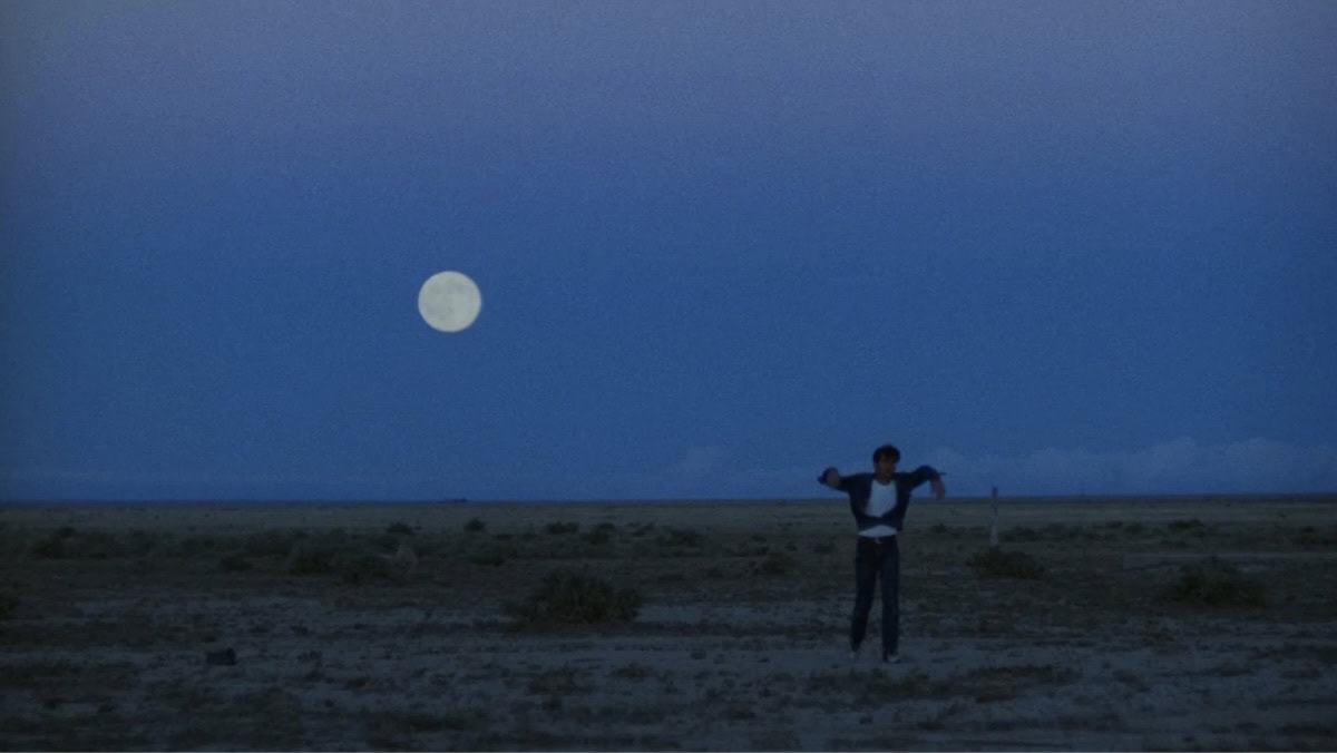 Martin Sheen går med hagla rundt nakken med månen i bakgrunn frå filmen Badlands (1973)