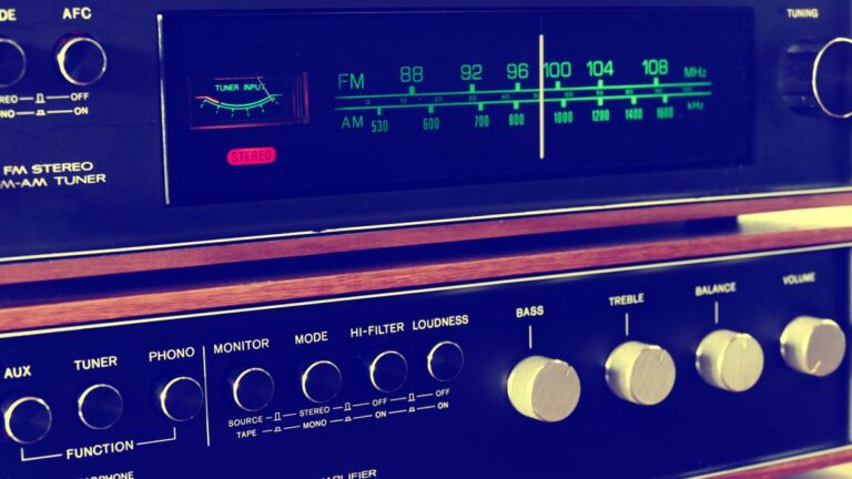 Eit bilde av stereoanlegg frå 80-talet (Pexels)