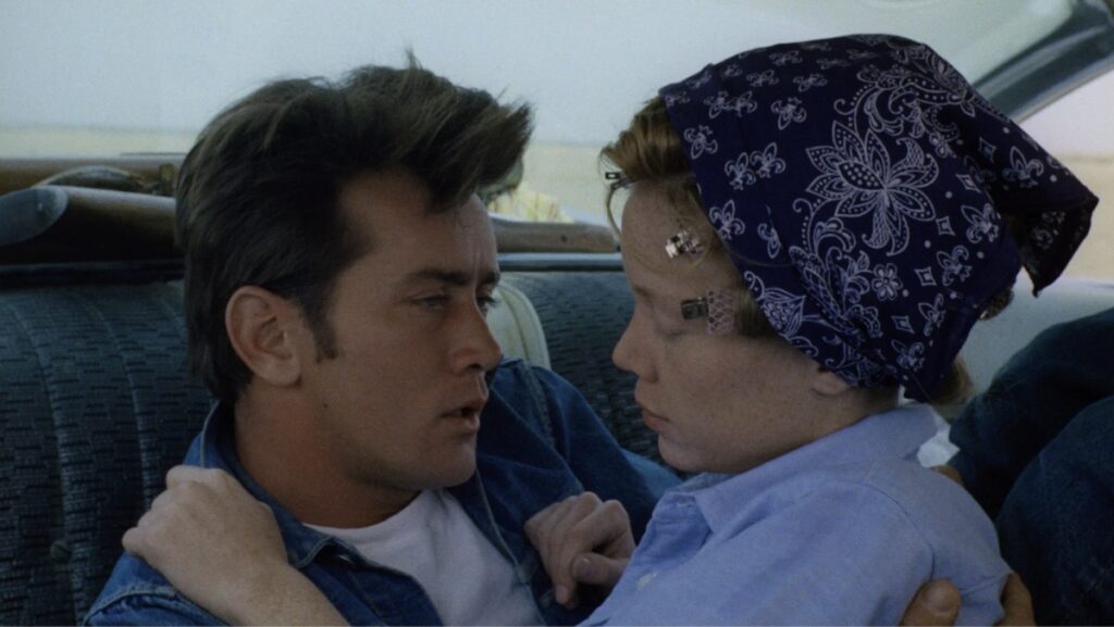 Martin Sheen og Sissy Spacek sitt i bilen frå filmen Badlands (1973)
