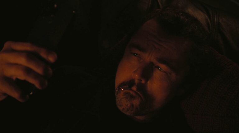 Leonardo DiCaprio på sofaen i One Battle After Another