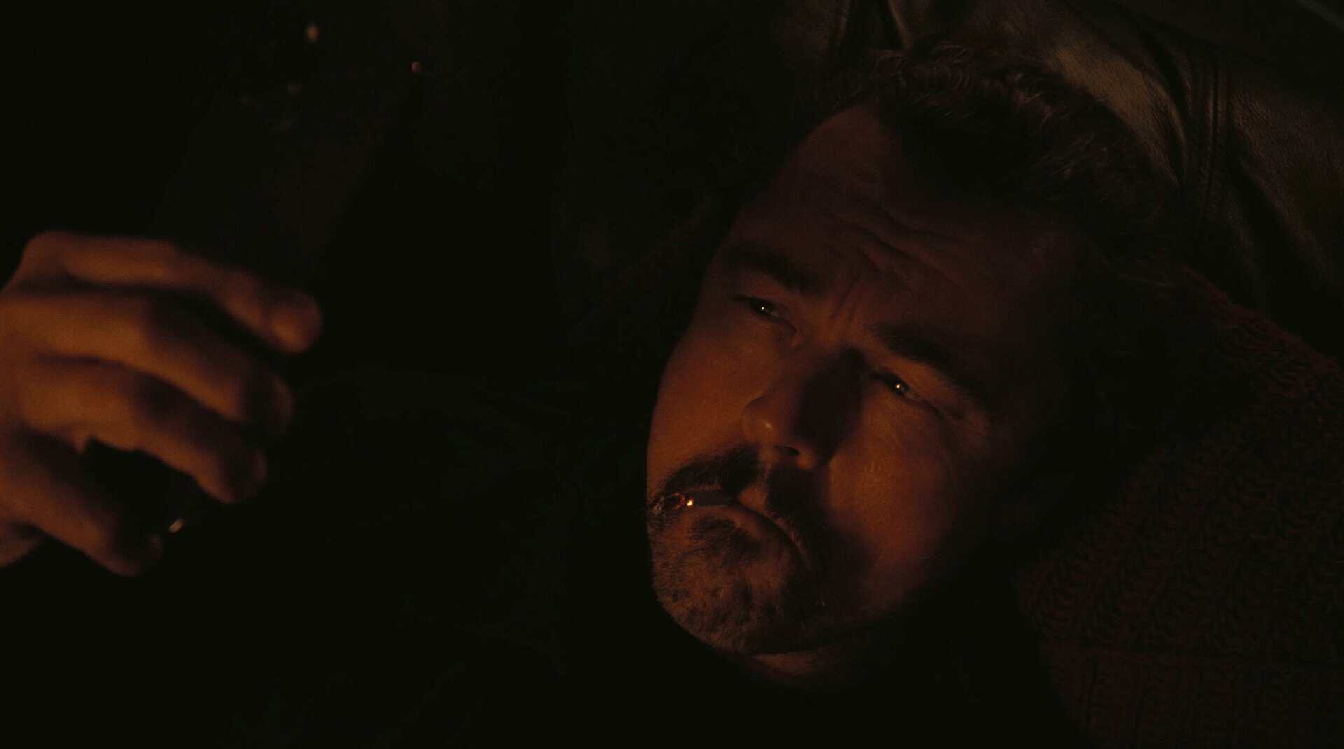 Leonardo DiCaprio på sofaen i One Battle After Another