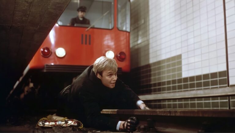 Ei scene der Jon Voight blir skubba ned på trikkskinnene i filmen The Odessa File (1974)