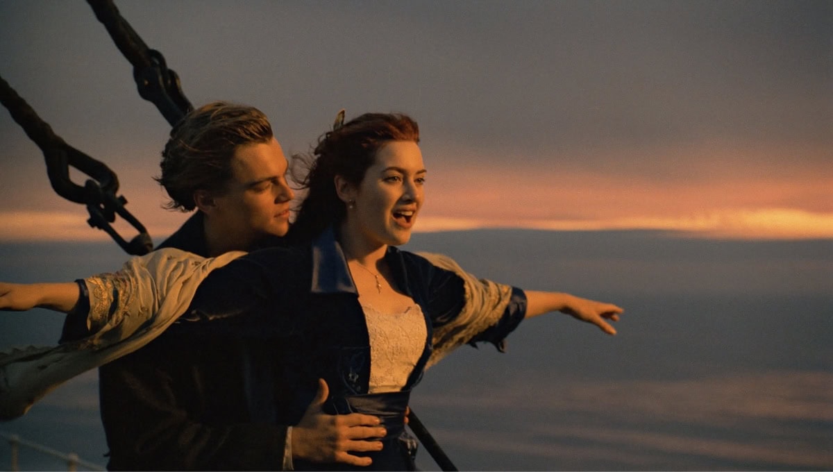 Filmplakaten til Titanic (1997) med Leonardo DiCaprio og Kate Winslet i front over det kjende skipet