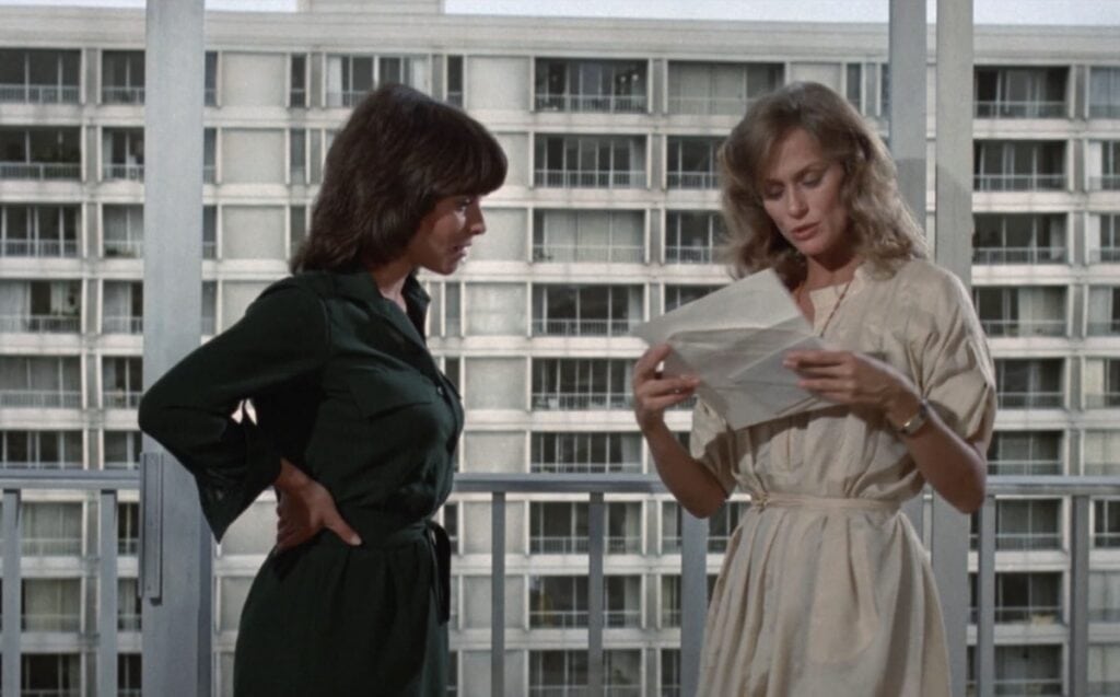 Lauren Hutton og Adrienne Barbeau med utsikt til terror i filmen Someone's Watching Me! av John Carpenter
