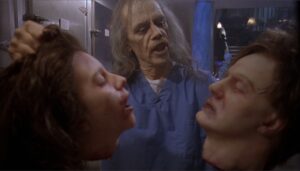 Eit bilde frå Body Bags (1993) kor John Carpenter både regisserar og spelar i!