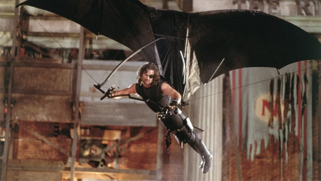 Snake Plissken som hanglider i John Carpenters Escape From L.A. frå 1996.