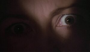 Skummel scene når Faye Dunaway ser mordarens syn i frå filmen Eyes of Laura Mars 1978.