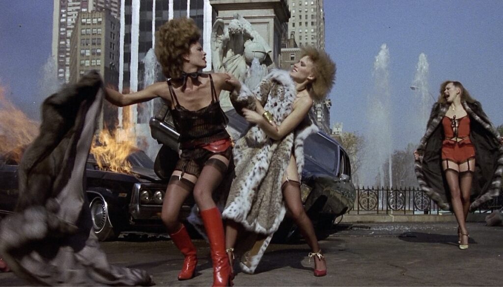 Frå scena der Faye Dunaway fotograferer modeller i filmen Eyes of Laura Mars (1978)