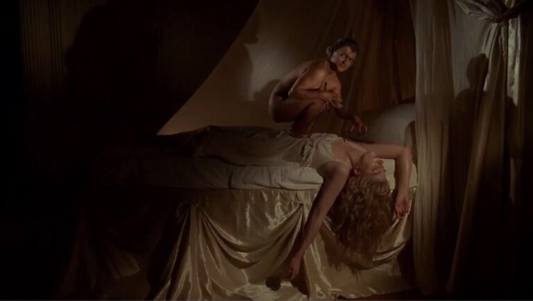 Natasha Richardson som Mary Shelley ligger på senga og eit lite monster står på ho. Frå filmen Gothic 1986.