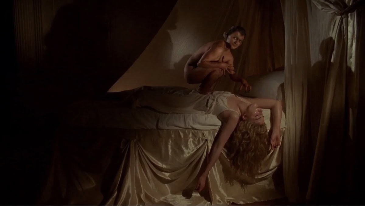 Natasha Richardson som Mary Shelley ligger på senga og eit lite monster står på ho. Frå filmen Gothic 1986.