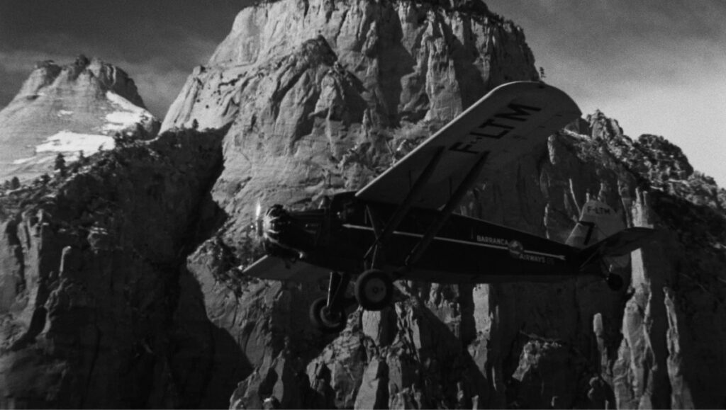 Eit fly med Andesfjella i bakgrunn frå filmen Only Angels Have Wings (1939).
