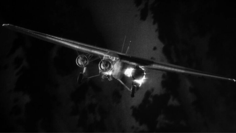 Eit fly som styrtar i bekmørkert frå Howard Hawks filmen Only Angels Have Wings (1939).