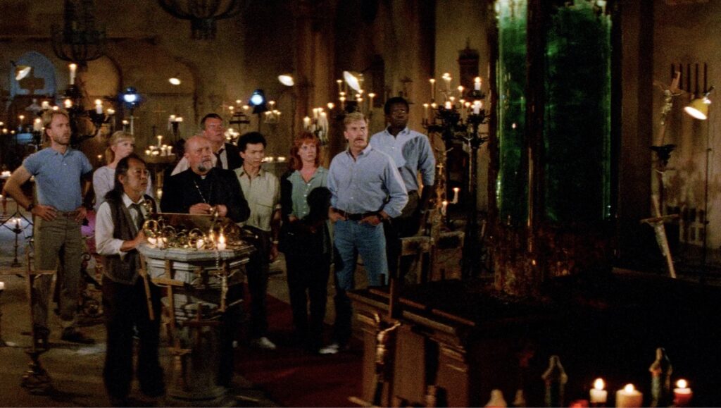 Ei scene kor alle karakterane ser på den grøne behaldaren "Satan på boks" i John Carpenters Prince of Darkness.