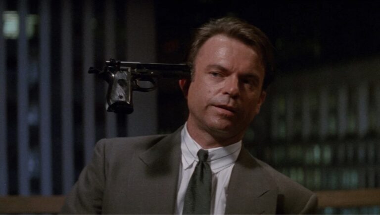 Sam Neill blir tatt gissel av Chevy Chase frå filmen Memoirs of an Invisible Man (1992)