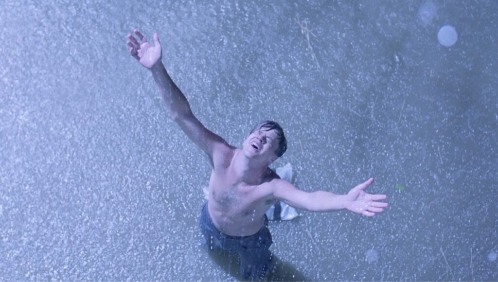 Tim Robbins i regnet frå filmen The Shawshank Redemption (1994)