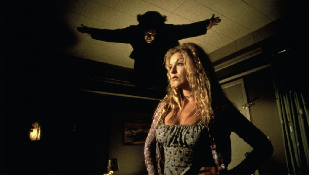 Ei skummel scene med Sheryl Lee som får besøk av ein vampyr frå John Carpenter filmen Vampires.