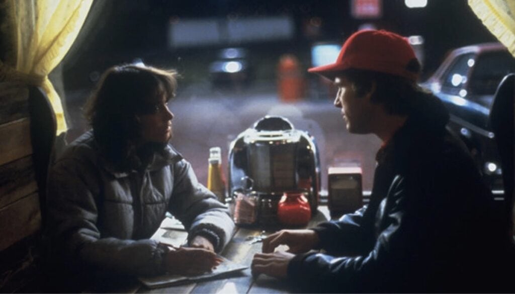 Jeff Bridges og Karen Allen som sit på ei vegkro i filmen Starman 1984.
