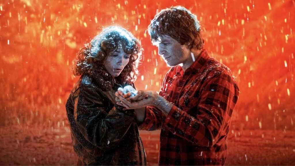 Karen Allen og Jeff Bridges saman med fantastisk lys frå John Carpenter filmen Starman (1984)