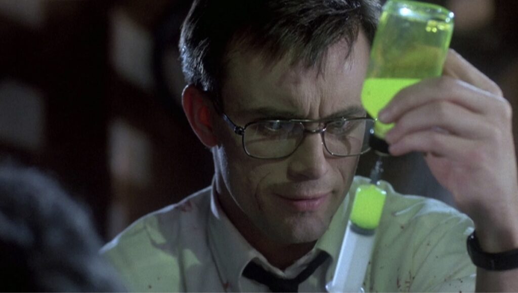 Jeffrey Combs som den galne vitenskapsmannen Herbert West i skrekkfilmen Re-Animator.