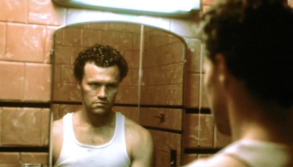 Michael Rooker som kikar i speilet frå filmen Henry: Portrait of a Serial Killer.
