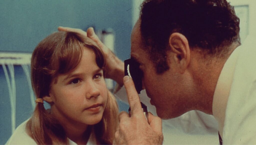Linda Blair som går gjennom helsevesenet The Exorcist (1973).