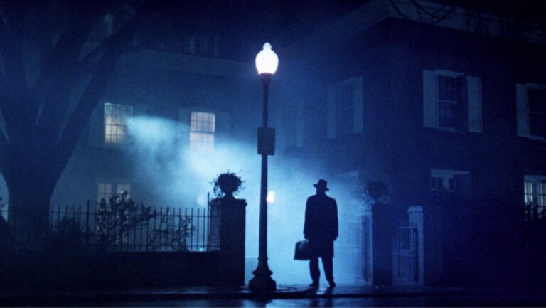 Ein poster av William Friedkins The Exorcist (1973) som visar Max Von Sydow kome til huset.