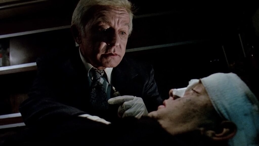 Henry Gibson som naboen Klopek i Joe Dantes The Burbs.