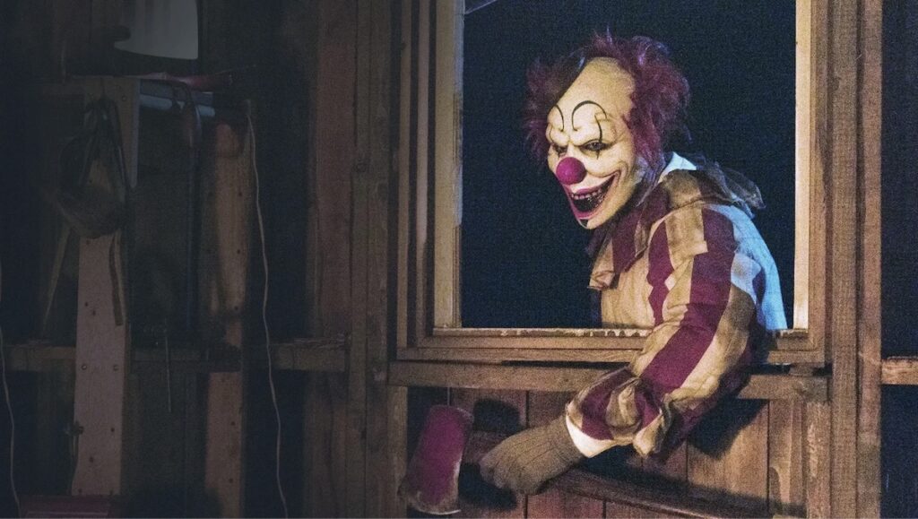 Ein klovn-slasher frå skrekkomedia Clown in a Cornfield (2025)