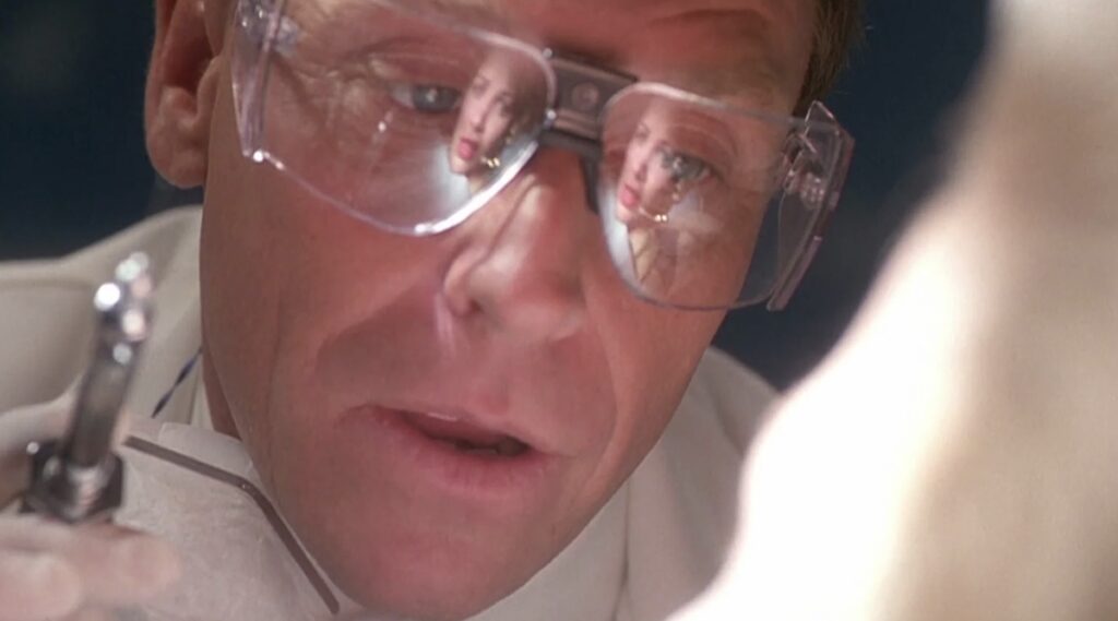 Corbin Bernsen som ein gal tannlege i skrekkfilmen The Dentist (1996).